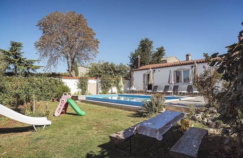 Kanfanar Apartamento | Un barato y bonito piso de vacaciones con piscina