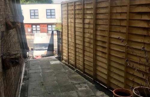 Edgware Apartamento | Cheap basic, no frills flat. Sleeps 6, suitable for construction workers?