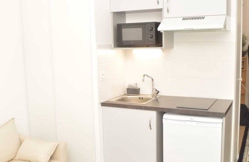 Bobigny Apartamento | Cheap Charming family size studio with self made office, TV, WiFi, Cafe, etc