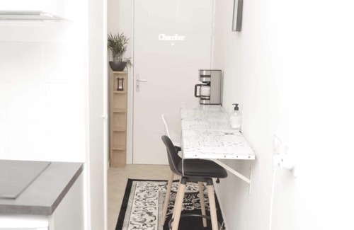 Bobigny Apartamento | Cheap Charming family size studio with self made office, TV, WiFi, Cafe, etc