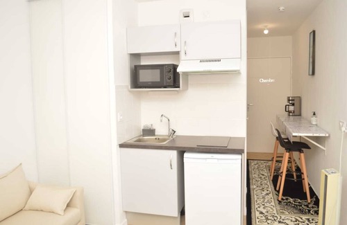 Bobigny Apartamento | Cheap Charming family size studio with self made office, TV, WiFi, Cafe, etc