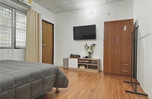 Sena Nikhom Villa | Cheap house 7min next to BTS Kasetsart , 5 bedroom