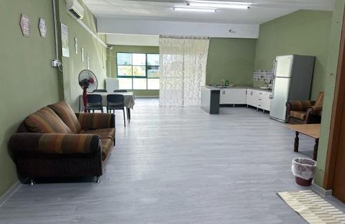 Sibu Apartamento | Check In Studio Homestay 12pax 1 Big Room with 4 kingsize 2 single matress Spacious space Super Budget