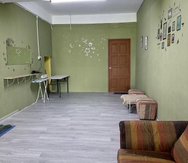 Sibu Apartamento | Check In Studio Homestay 12pax 1 Big Room with 4 kingsize 2 single matress Spacious space Super Budget