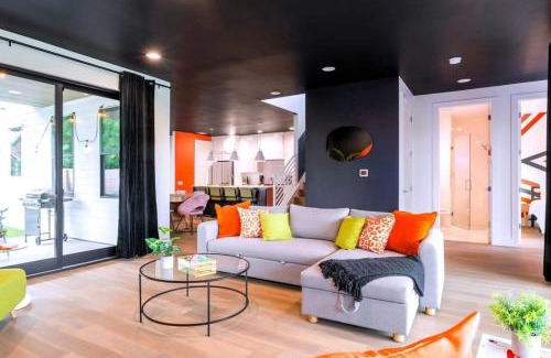Chestnut Casa | Check-Mate Sleeps 18 & only 7min to Downtown ATX