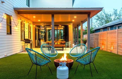 Chestnut Casa | Check-Mate Sleeps 18 & only 7min to Downtown ATX