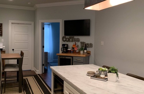 Oxford Condominio | Cheer on the Rebels from our Comfy Condo!
