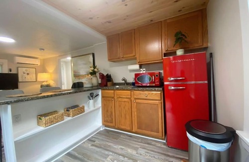 Edgecomb Casa | Cheerful 1 Bedroom Cottage Close to Everything 5