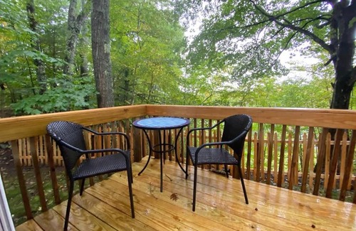 Edgecomb Casa | Cheerful 1 Bedroom Cottage Close to Everything 5