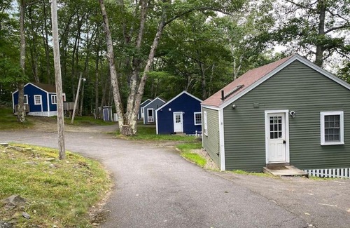 Edgecomb Casa | Cheerful 1 Bedroom Cottage Close to Everything 5