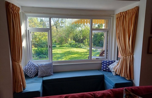 Portesham Cabaña | Cheerful 1960s cottage with railway carriage near Jurassic Coast, West Dorset
