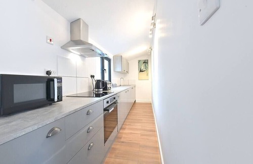 Guildford Cabaña | Cheerful 1BD Cottage with Parking Nr Guildford