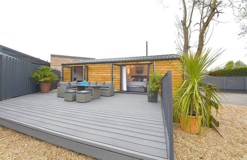 Guildford Cabaña | Cheerful 1BD Cottage with Parking Nr Guildford