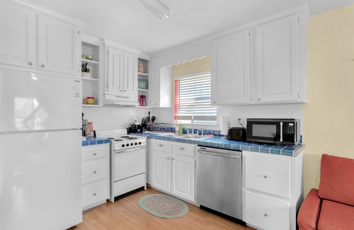 Navarre Beach Casa | Cheerful 1BR on the Island w/ King Bed