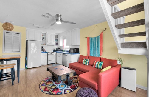 Navarre Beach Casa | Cheerful 1BR on the Island w/ King Bed