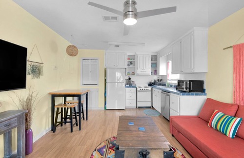 Navarre Beach Casa | Cheerful 1BR on the Island w/ King Bed