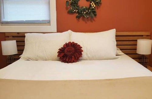 Locust Lake Village Casa | Cheerful 2 BDRM Bungalow, 5-10 MIN walk to Lake