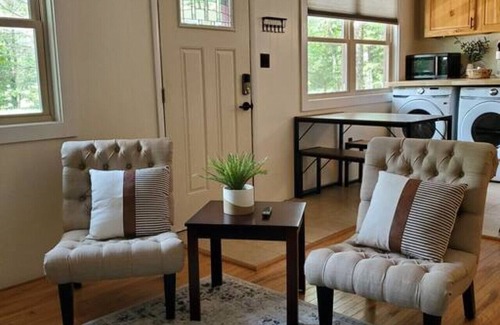 Locust Lake Village Casa | Cheerful 2 BDRM Bungalow, 5-10 MIN walk to Lake