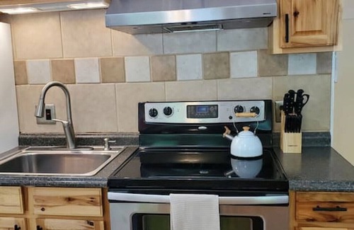Locust Lake Village Casa | Cheerful 2 BDRM Bungalow, 5-10 MIN walk to Lake