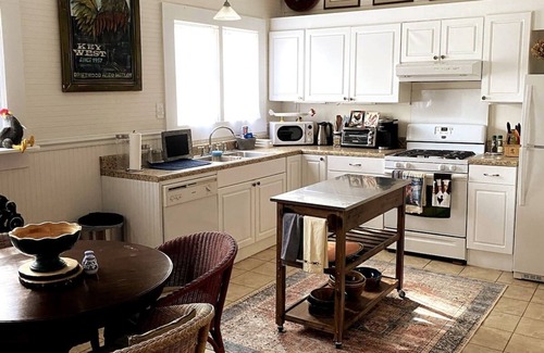 Landrum Casa | Cheerful 2 Bdrm Walking Distance Downtown Landrum