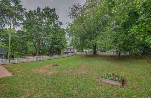 Landrum Casa | Cheerful 2 Bdrm Walking Distance Downtown Landrum