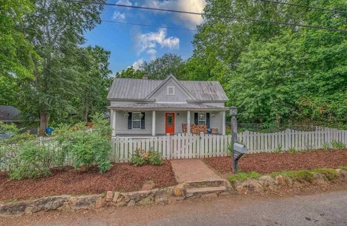 Landrum Casa | Cheerful 2 Bdrm Walking Distance Downtown Landrum