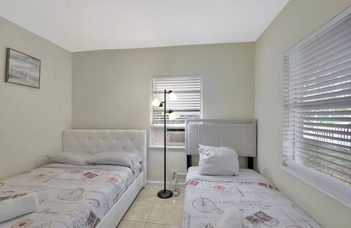 Delray Beach Cabaña | Cheerful 2 bed cottage, East Delray Beach, pets ok, walk to Atlantic