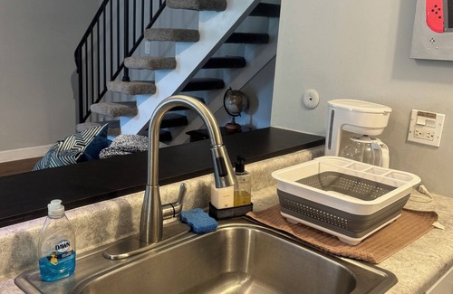 Hoffman Estates Casa | Cheerful 2 bedroom townhouse with free parking.