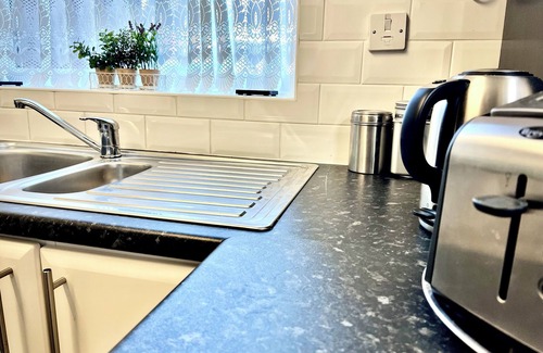 Liverpool Casa | Cheerful 2 Bedroom Home with Off-road parking