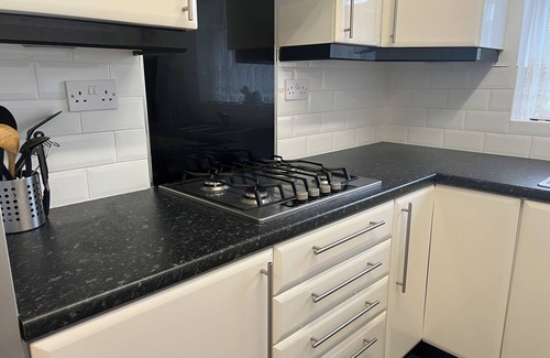 Liverpool Casa | Cheerful 2 Bedroom Home with Off-road parking