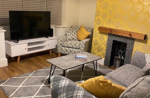 Cleethorpes Casa | Cheerful 2 bedroom holiday home with parking
