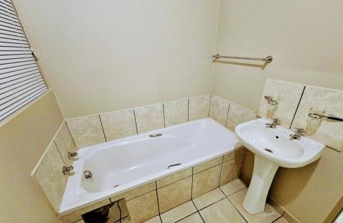 Kathu Apartamento | Cheerful 2-Bedroom Holiday Home