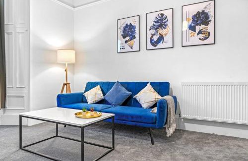 Paisley Apartamento | Cheerful 2 Bedroom Homely Apartment, Sleeps 4 Guest Comfy, 2x Double Beds, Parking, Free WiFi, Suitable For Business, Leisure Guest, Paisley, Near Glasgow Airport, Near Glasgow City Centre