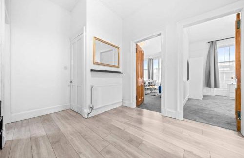 Paisley Apartamento | Cheerful 2 Bedroom Homely Apartment, Sleeps 4 Guest Comfy, 2x Double Beds, Parking, Free WiFi, Suitable For Business, Leisure Guest, Paisley, Near Glasgow Airport, Near Glasgow City Centre