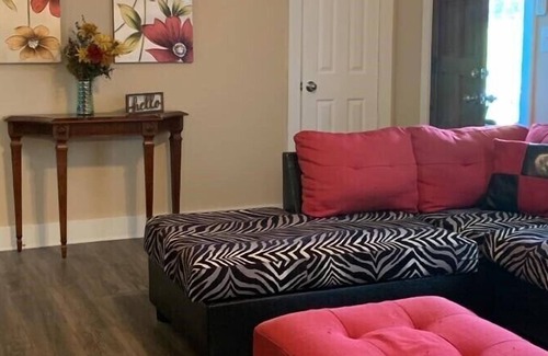 Union City Casa | Cheerful 2-bedroom residential home with parking