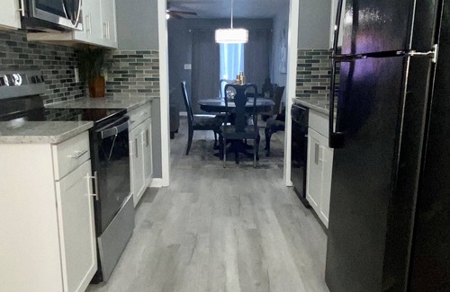 Westover Casa | Cheerful 2-Bedroom Townhouse 5-7 minutes to Everything