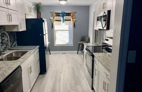 Westover Casa | Cheerful 2-Bedroom Townhouse 5-7 minutes to Everything