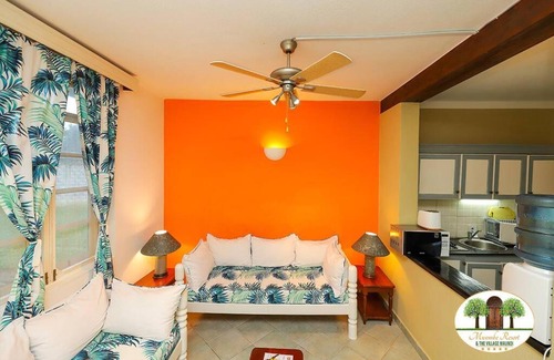 Malindi Apartamento | Cheerful 2-bedroom Villa with a pool at Malindi