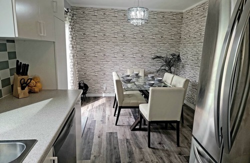Birds Hill Casa | Cheerful 2 bedroom with indoor fireplace