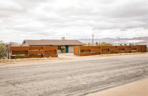 Joshua Tree Casa | Cheerful 2bedroom home with hot tub and cowboy pool in Joshua Tree