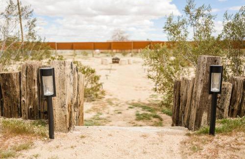 Joshua Tree Casa | Cheerful 2bedroom home with hot tub and cowboy pool in Joshua Tree