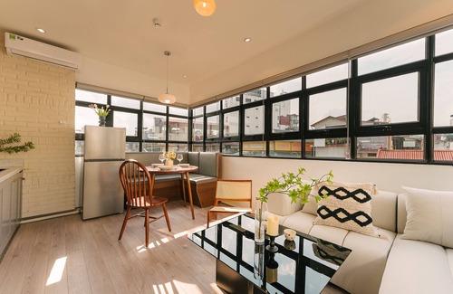 Hang Buom Apartamento | Cheerful 2BR Apartment Sunlight w Local Street View