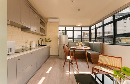 Hang Buom Apartamento | Cheerful 2BR Apartment Sunlight w Local Street View