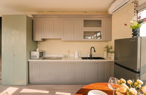 Hang Buom Apartamento | Cheerful 2BR Apartment Sunlight w Local Street View