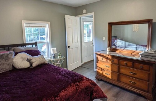 Silvis Casa | Cheerful 2BR Cottage on a Private Road