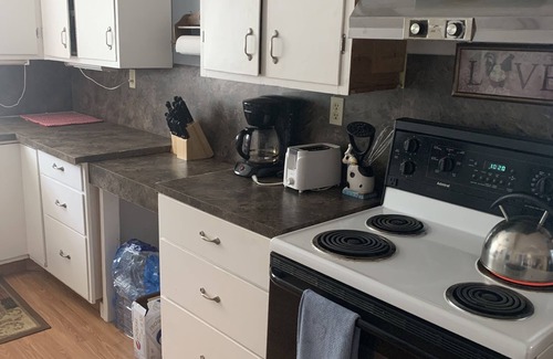 West Central Saskatchewan Cabaña | Cheerful 3 Bedroom Cottage with Fireplace.