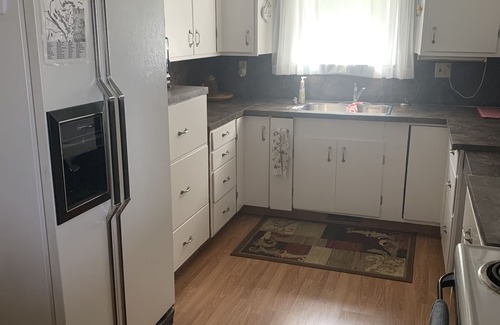West Central Saskatchewan Cabaña | Cheerful 3 Bedroom Cottage with Fireplace.