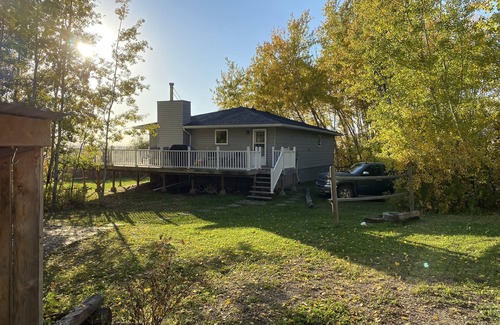 West Central Saskatchewan Cabaña | Cheerful 3 Bedroom Cottage with Fireplace.