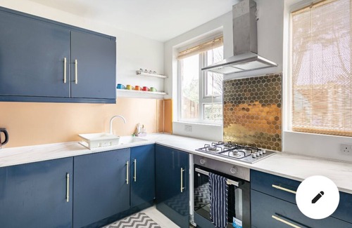 Offerton Casa | Cheerful 3 bedroom entire home - newly furnished to a high standard.