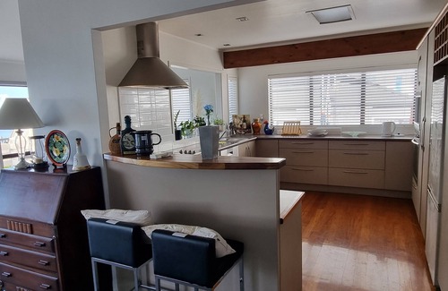 Bucklands Beach Casa | Cheerful 3-bedroom home on a cliff next to water